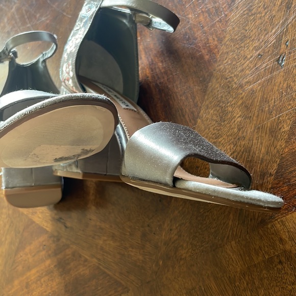 Steve Madden Silver Floral Embroidered Heels size 7.5M - Picture 8 of 8